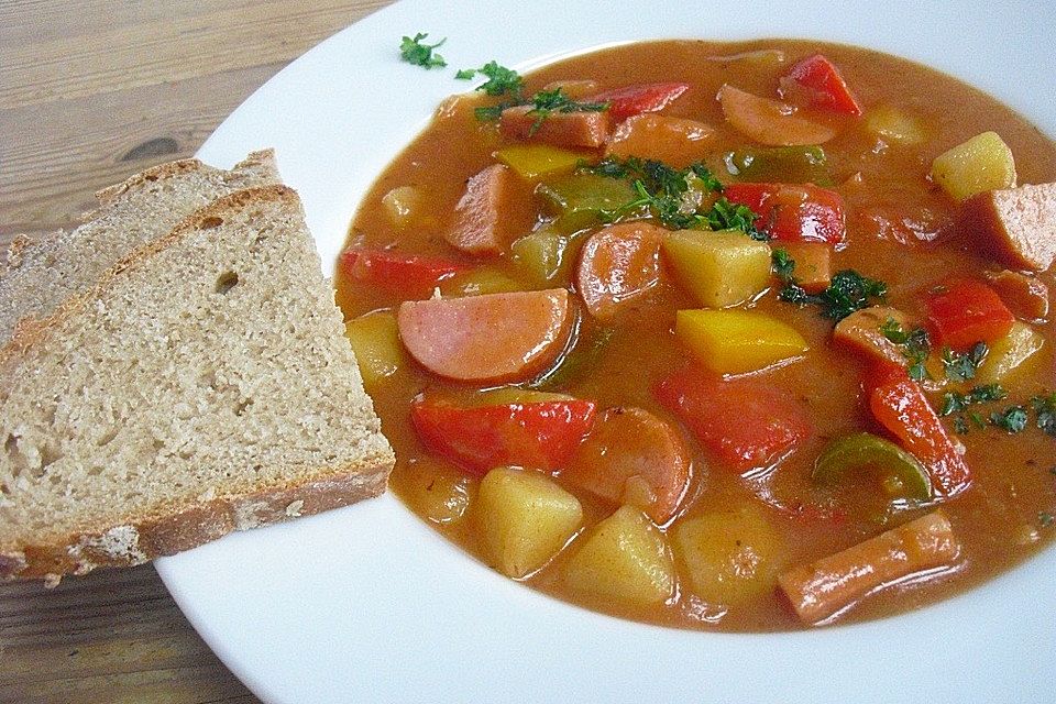 Kartoffelgulasch mit Wurst und Paprika