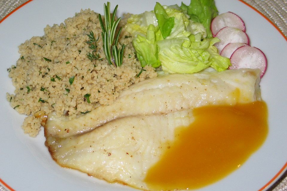 Kräuter-Couscous mit gebackenem Fisch auf Orangen-Schokoladen Sauce