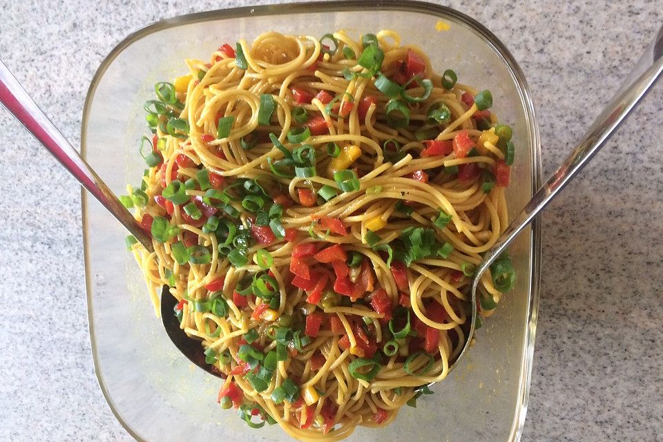 Spaghetti-Curry-Salat