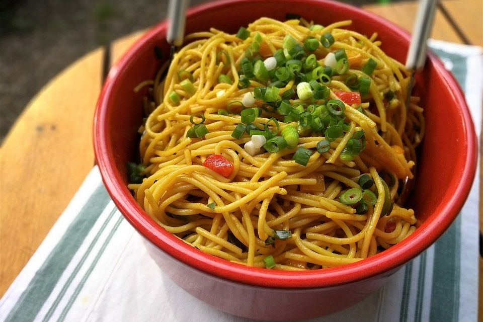 Spaghetti-Curry-Salat