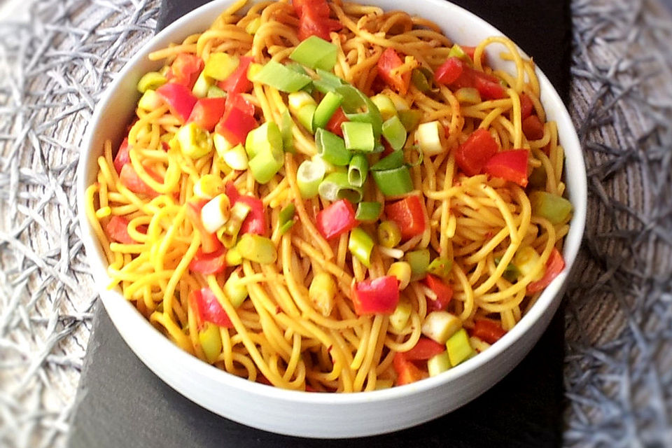 Spaghetti-Curry-Salat