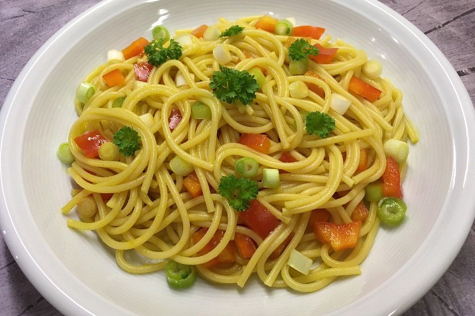 Spaghetti-Curry-Salat