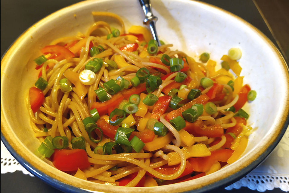 Spaghetti-Curry-Salat