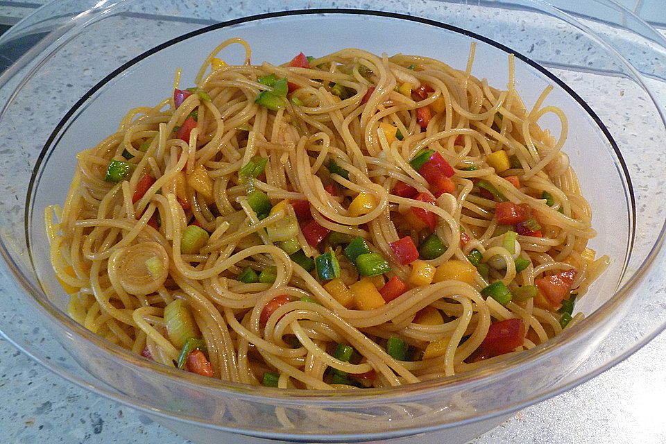 Spaghetti-Curry-Salat