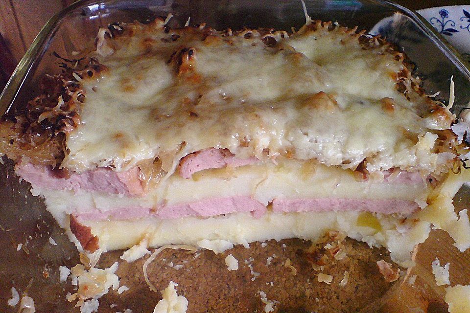 Gartenliebes Schmorkraut-Auflauf mit Fleischwurst und krossem Käse-Topping