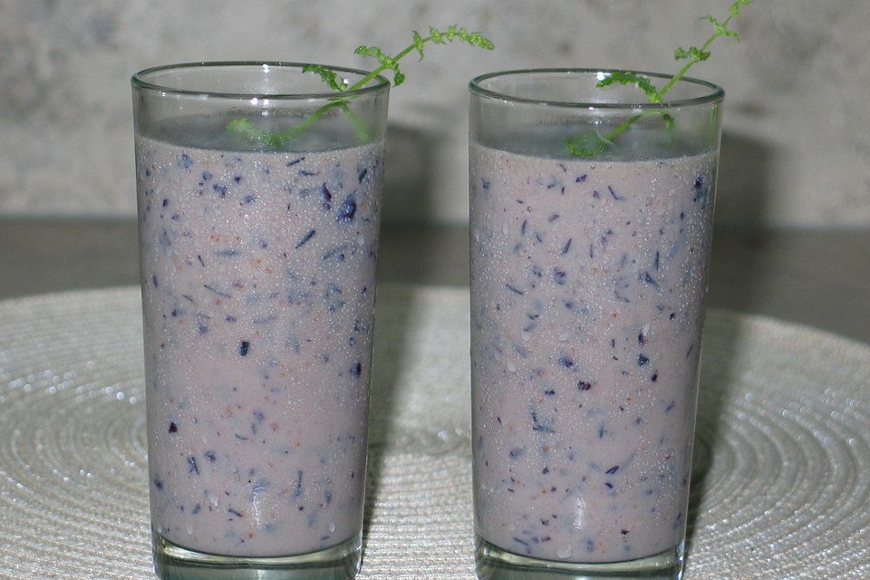 Mandelmilchshake mit Heidelbeeren