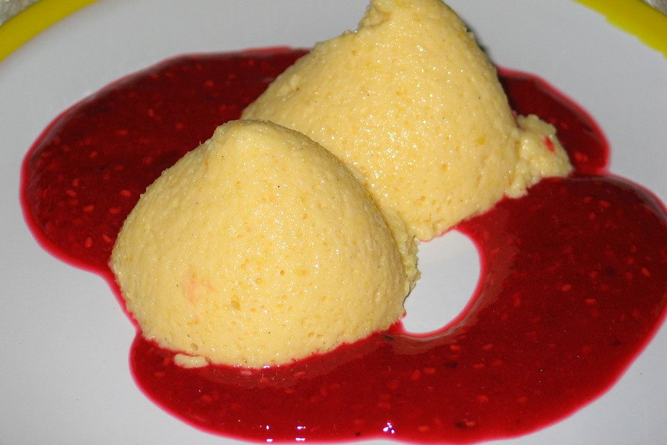 Leichte Pfirsichmousse mit Himbeersauce