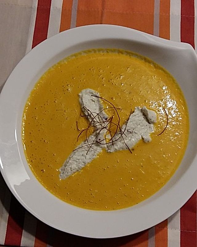 Karottensuppe mit Parmesannocken