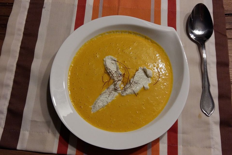 Karottensuppe mit Parmesannocken