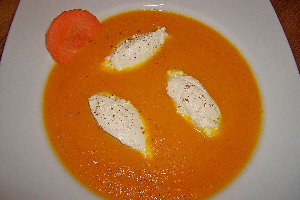 Karottensuppe mit Parmesannocken