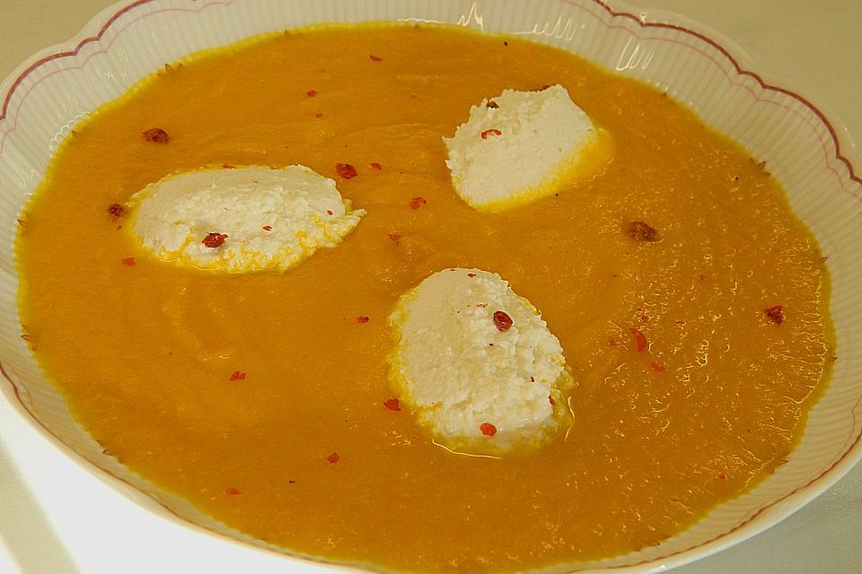 Karottensuppe mit Parmesannocken