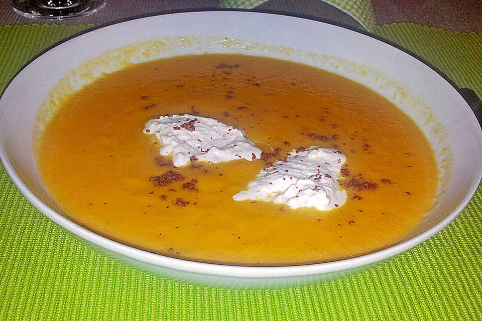 Karottensuppe mit Parmesannocken