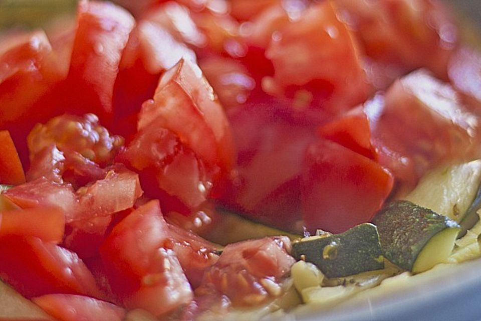 Linguine auf sommerlicher Zucchini-Tomaten-Kaki Sauce