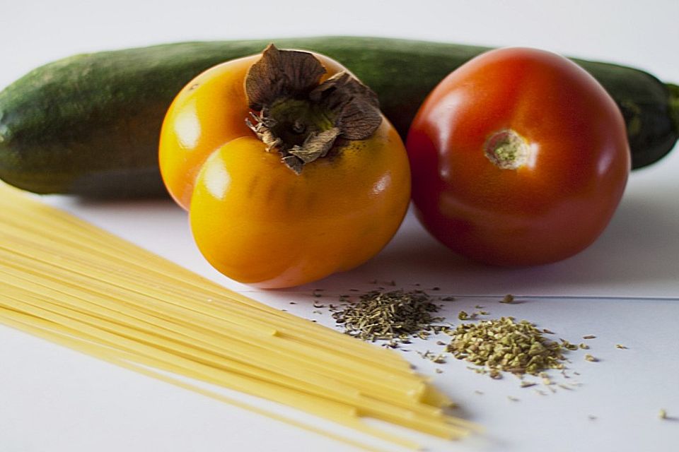 Linguine auf sommerlicher Zucchini-Tomaten-Kaki Sauce