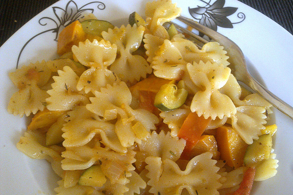 Linguine auf sommerlicher Zucchini-Tomaten-Kaki Sauce