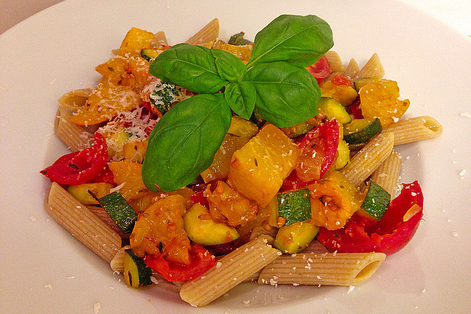 Linguine auf sommerlicher Zucchini-Tomaten-Kaki Sauce