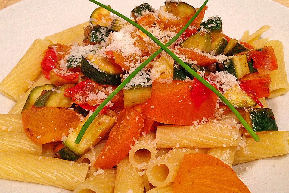 Linguine auf sommerlicher Zucchini-Tomaten-Kaki Sauce