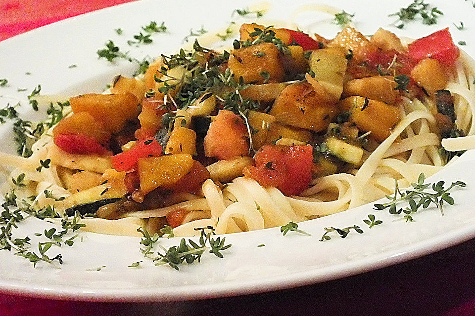 Linguine auf sommerlicher Zucchini-Tomaten-Kaki Sauce