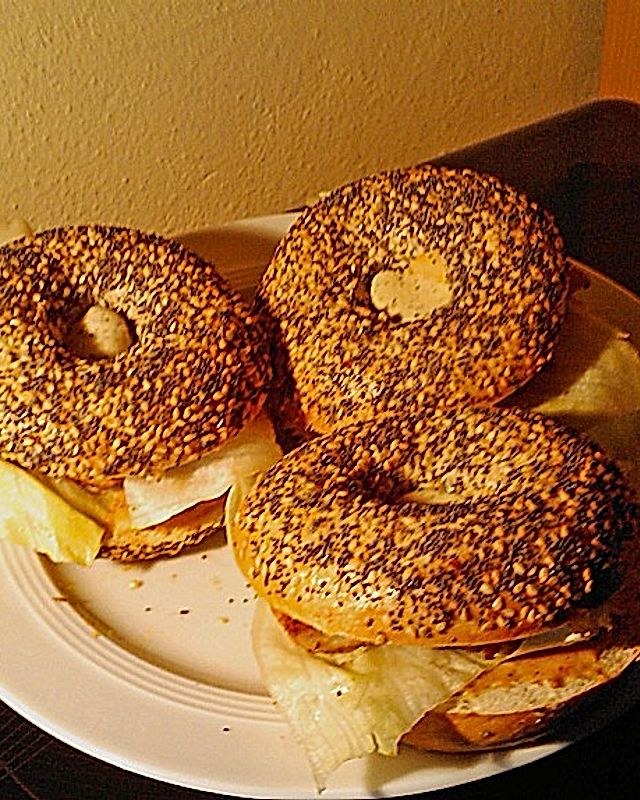 Frühstücks Sesam-Bagel mit Frischkäsedip und warmen Putenstreifen