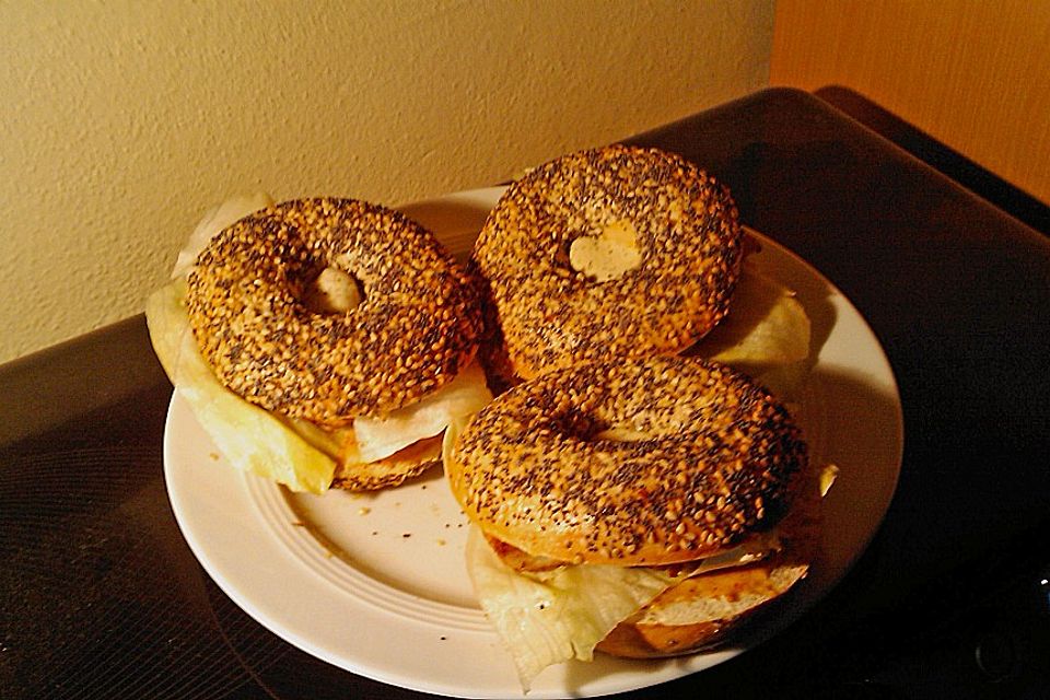 Frühstücks Sesam-Bagel mit Frischkäsedip und warmen Putenstreifen