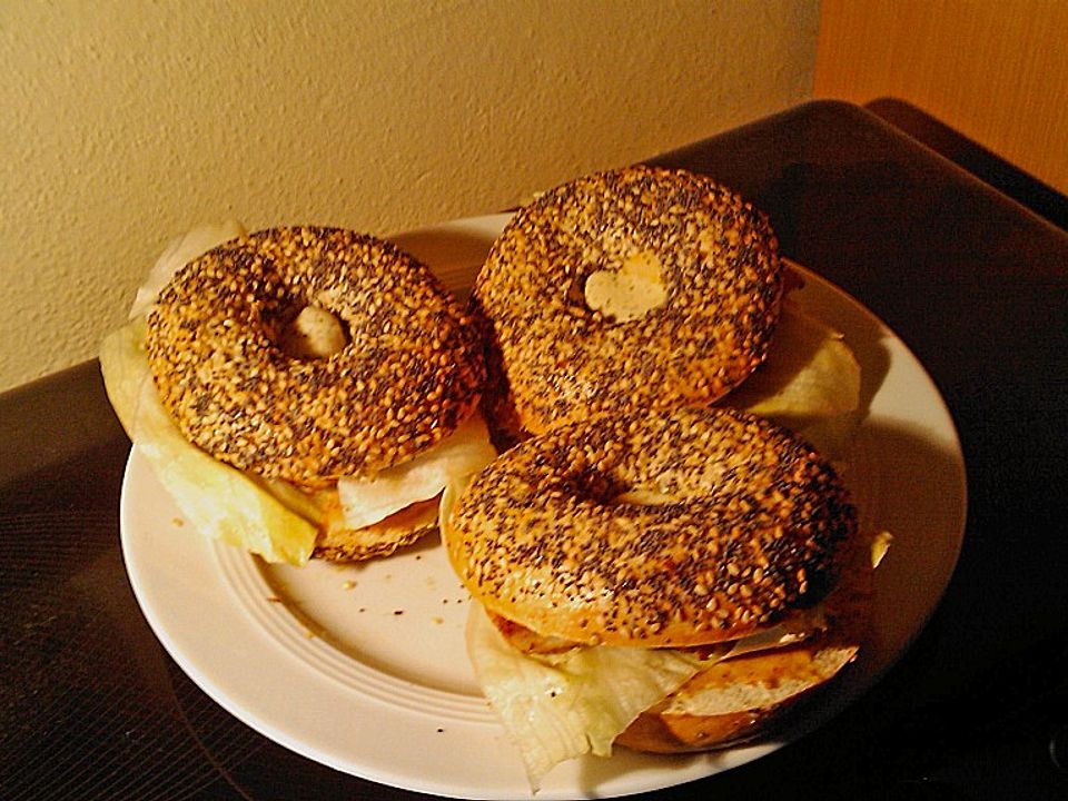 Frühstücks Sesam-Bagel mit Frischkäsedip und warmen Putenstreifen von ...