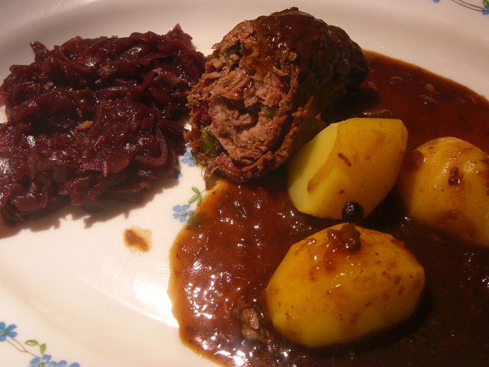 Holsteinische Rouladen mit Rotkohl und Sauce