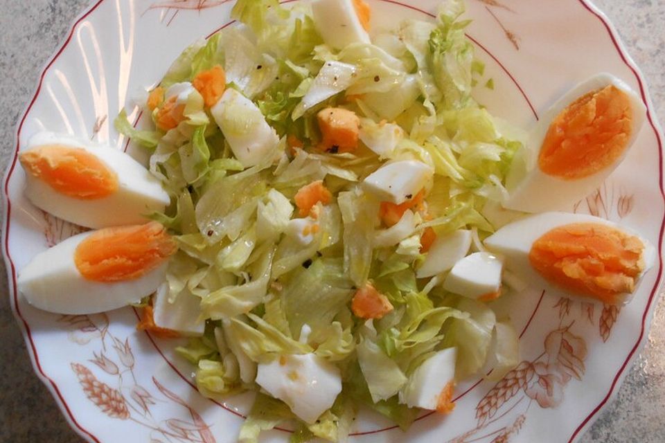 Grüner Salat mit Ei