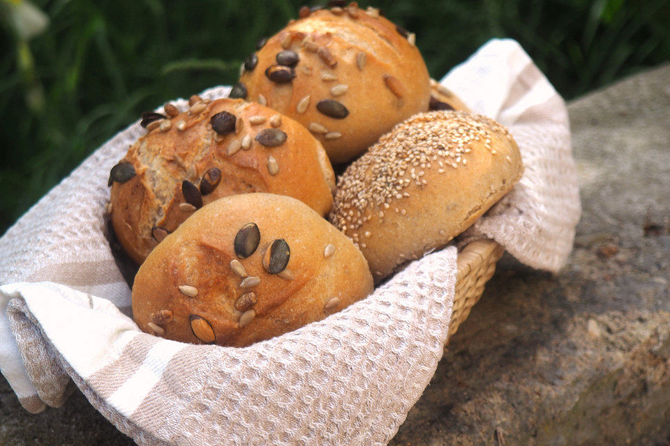 Gartenliebes knackige Brötchen mit Sauerteig und Körnern