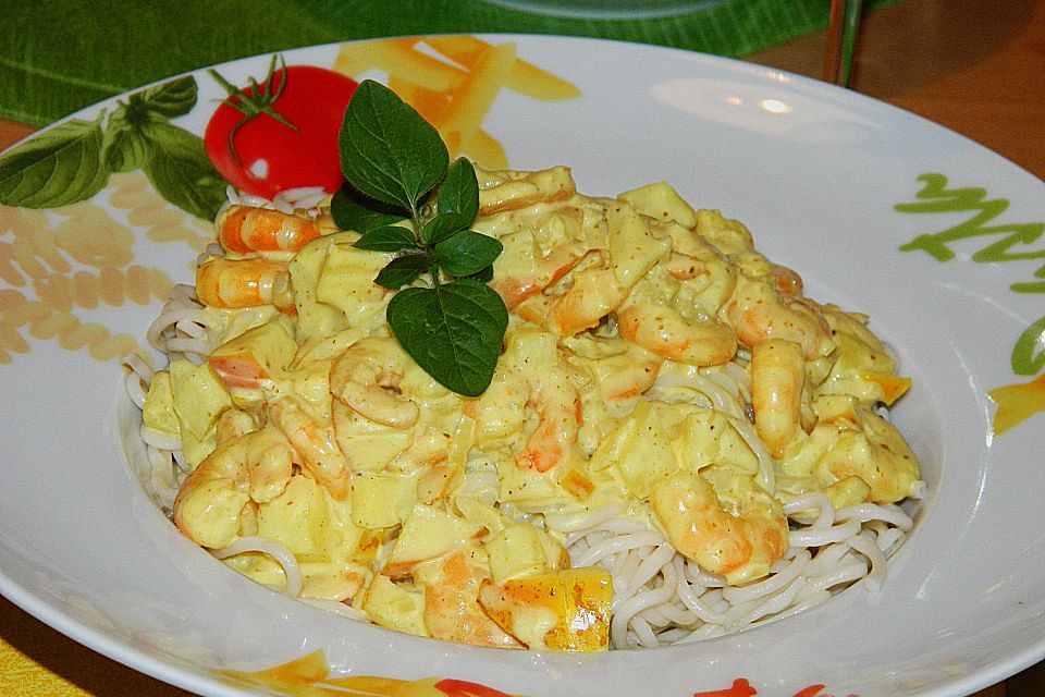 Spaghetti mit Currysauce, Garnelen und Äpfeln