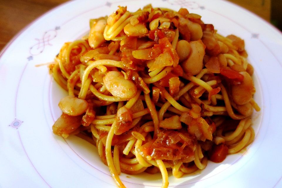 Pasta mit dicker italienischer Bohnensauce