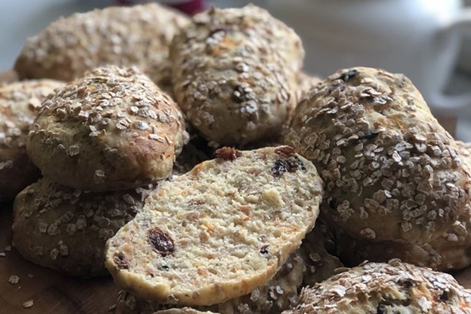 Müslibrötchen oder Müslibrot wie vom Bäcker