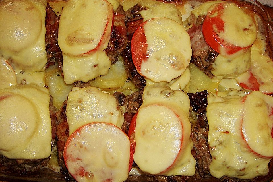 Frikadellen im Speckmantel auf Kartoffelgratin