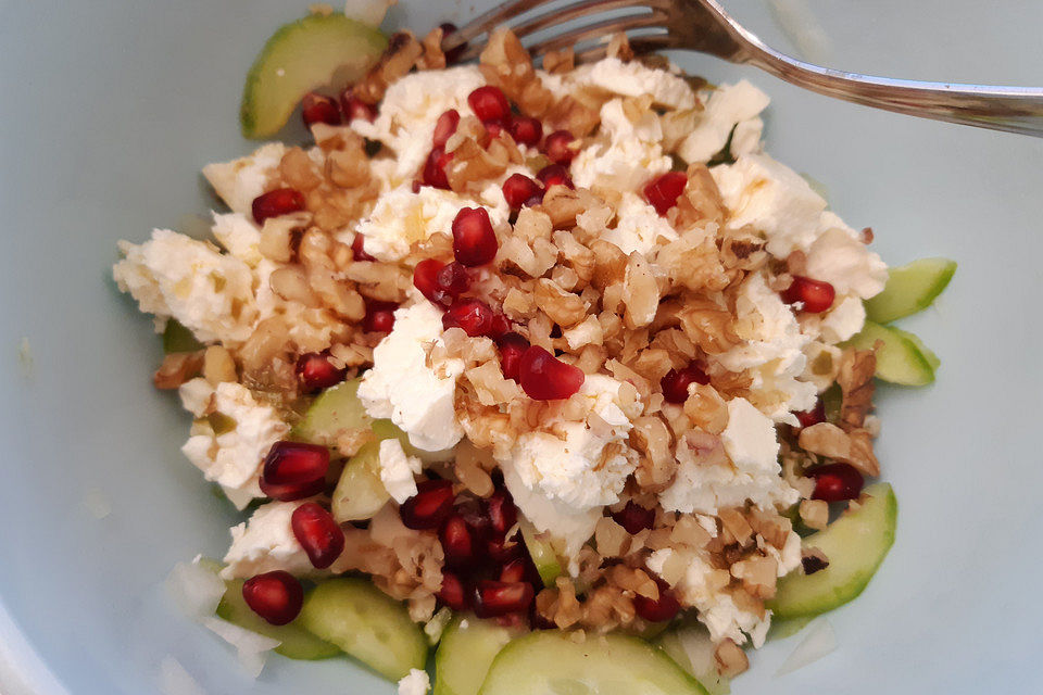 Gurkensalat mit Granatapfelkernen und Feta