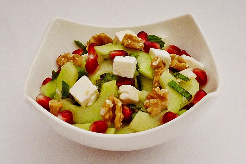 Gurkensalat mit Granatapfelkernen und Feta