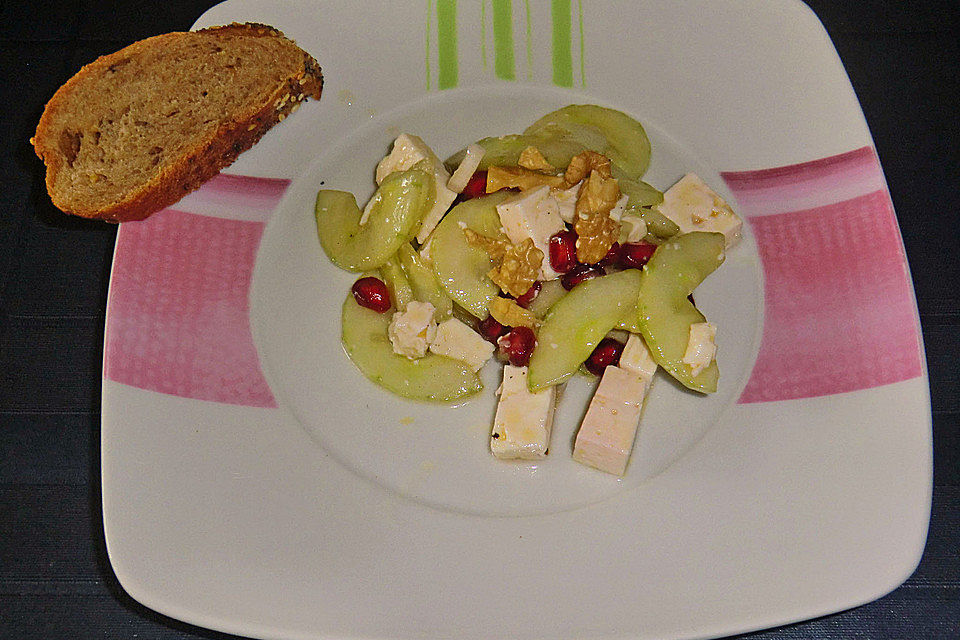 Gurkensalat mit Granatapfelkernen und Feta