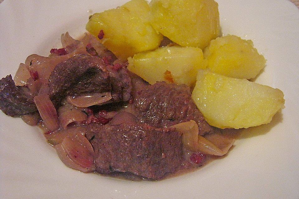 Rindfleisch in pikanter Rotwein-Sauce