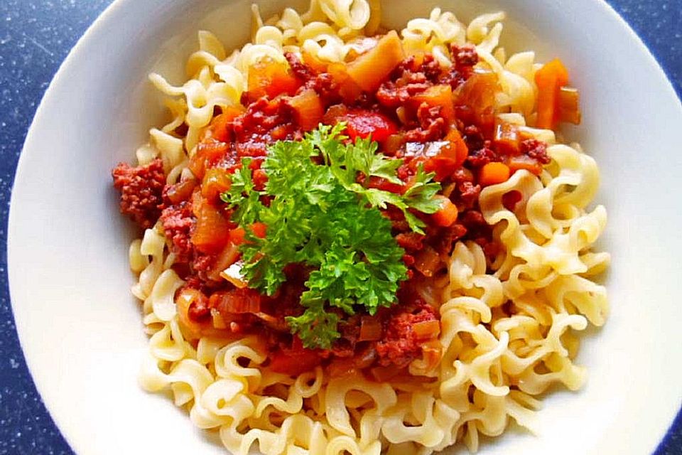 Nudeln mit vegetarischer Bolognese und Gemüse