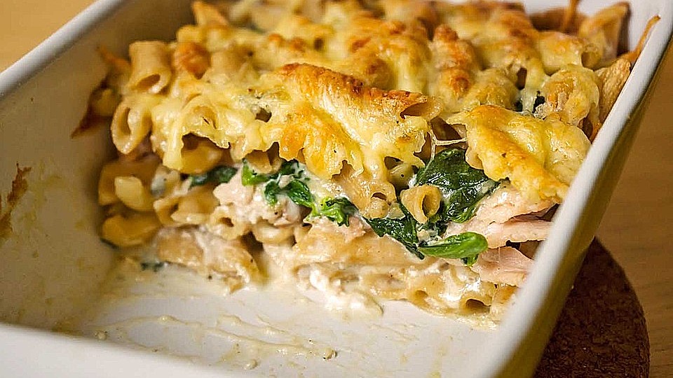 Nudelauflauf mit Gorgonzolasoße, Blattspinat und Lachs von Tinilein89