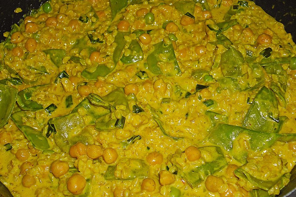 Curry-Reis mit Zuckerschoten und Kichererbsen