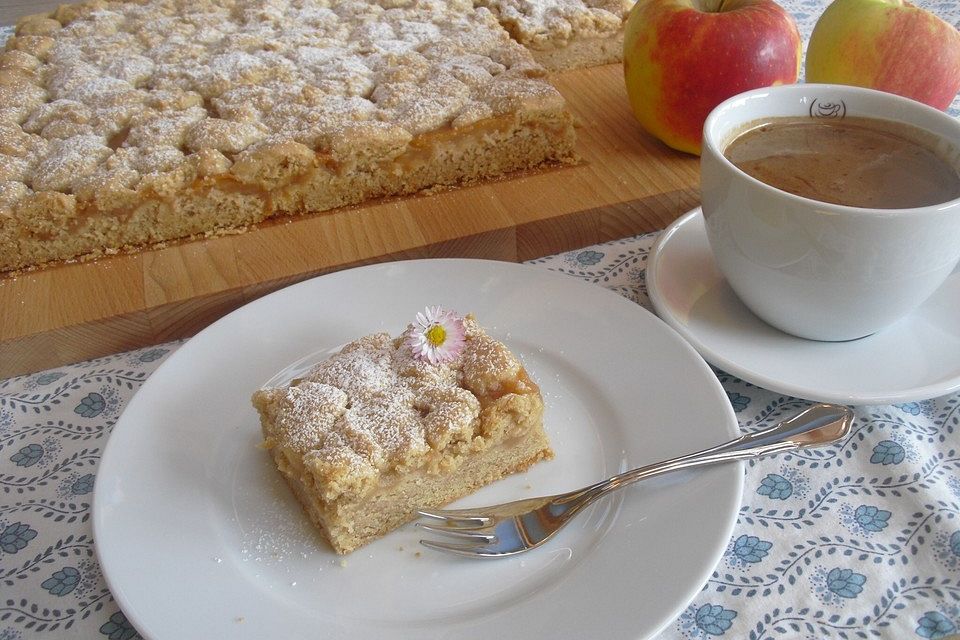 Apfelmus-Streusel-Blechkuchen