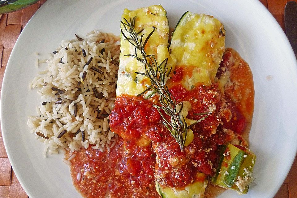 Gefüllte Zucchini mit Ziegenkäse-Salbei-Honig Füllung