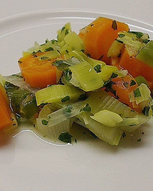 Warmer Porreesalat mit Karotten