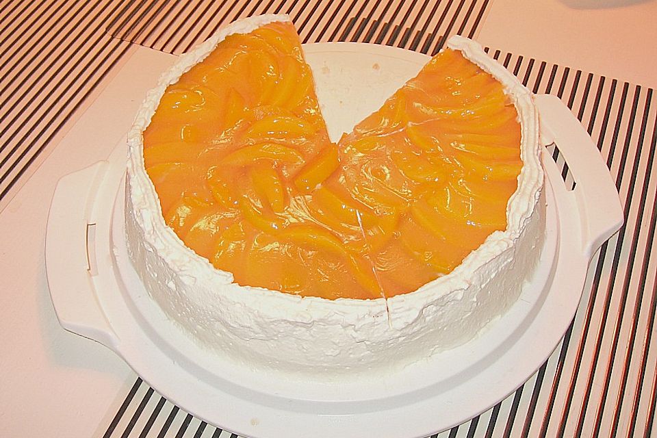 Pfirsichtorte mit Baiserdecke