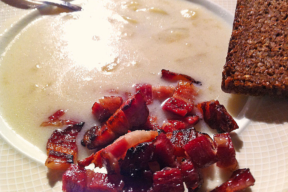 Buttermilchsuppe mit Rosinen, Speck und Birnen