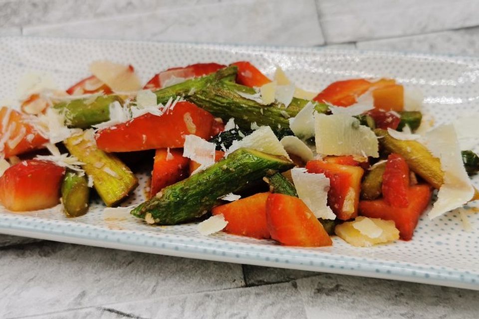 Grüner Spargelsalat mit frischen Erdbeeren