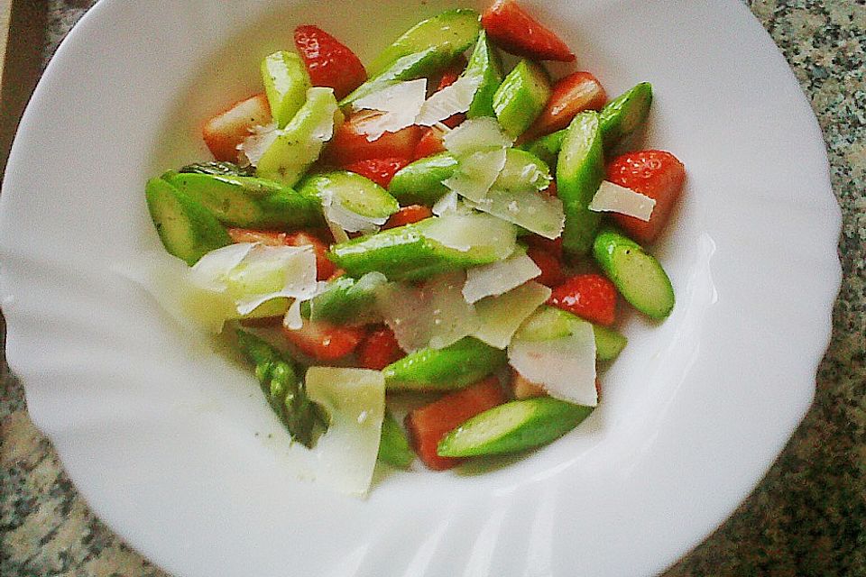 Grüner Spargelsalat mit frischen Erdbeeren