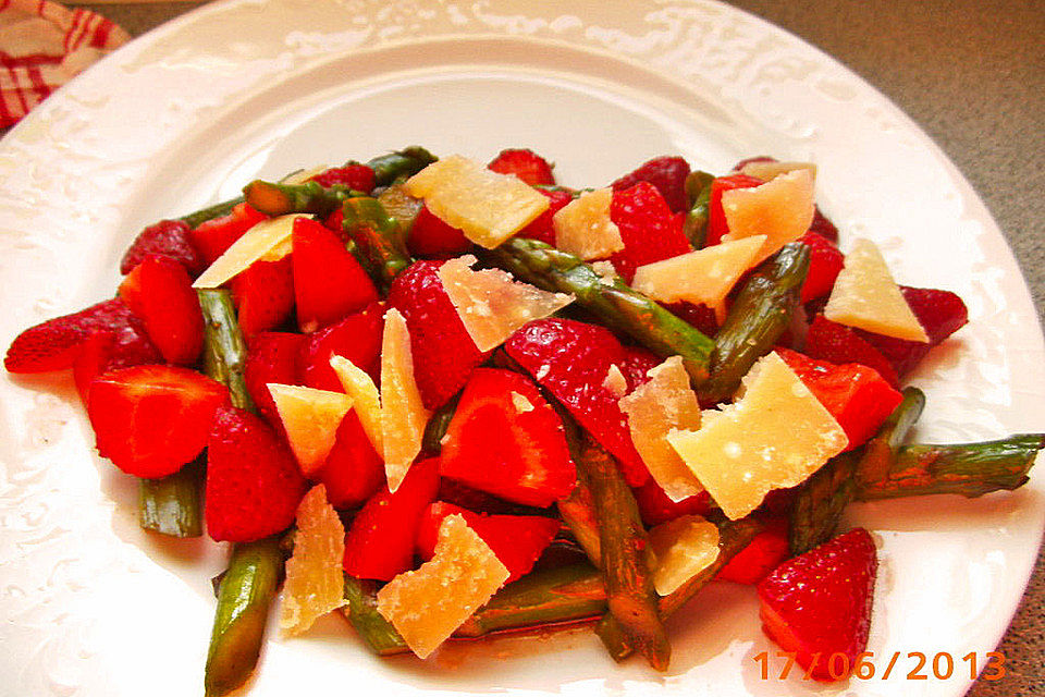 Grüner Spargelsalat mit frischen Erdbeeren