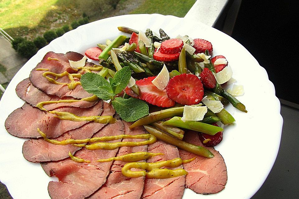 Grüner Spargelsalat mit frischen Erdbeeren