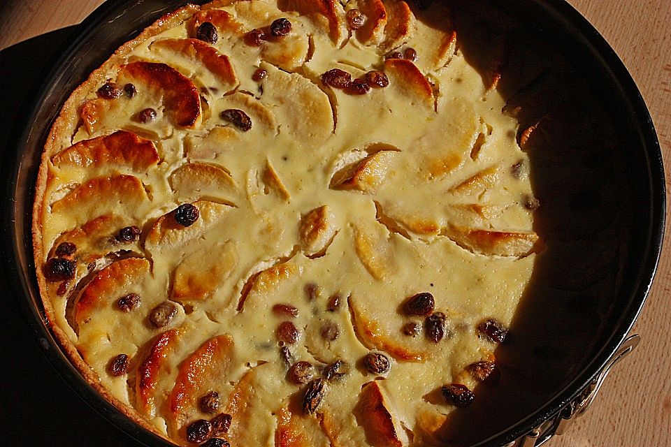 Apfelkuchen mit Mürbeteig, Quarkguss und Sultaninen Apfelkuchen mit Mürbeteig, Quarkguss und Sultaninen