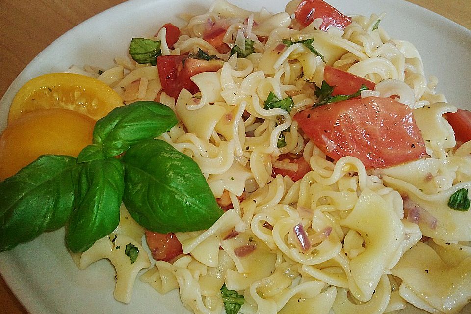 Pasta in kalter Tomatensoße